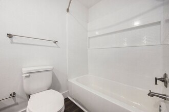 Building Photo - Byron Lakes Apartments