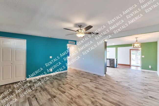 Foto del edificio - 330 E Mountain Vista Dr