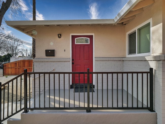 Building Photo - 308 6th St