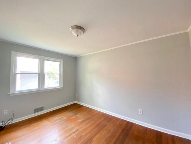 Building Photo - 24 Beechwood Ave