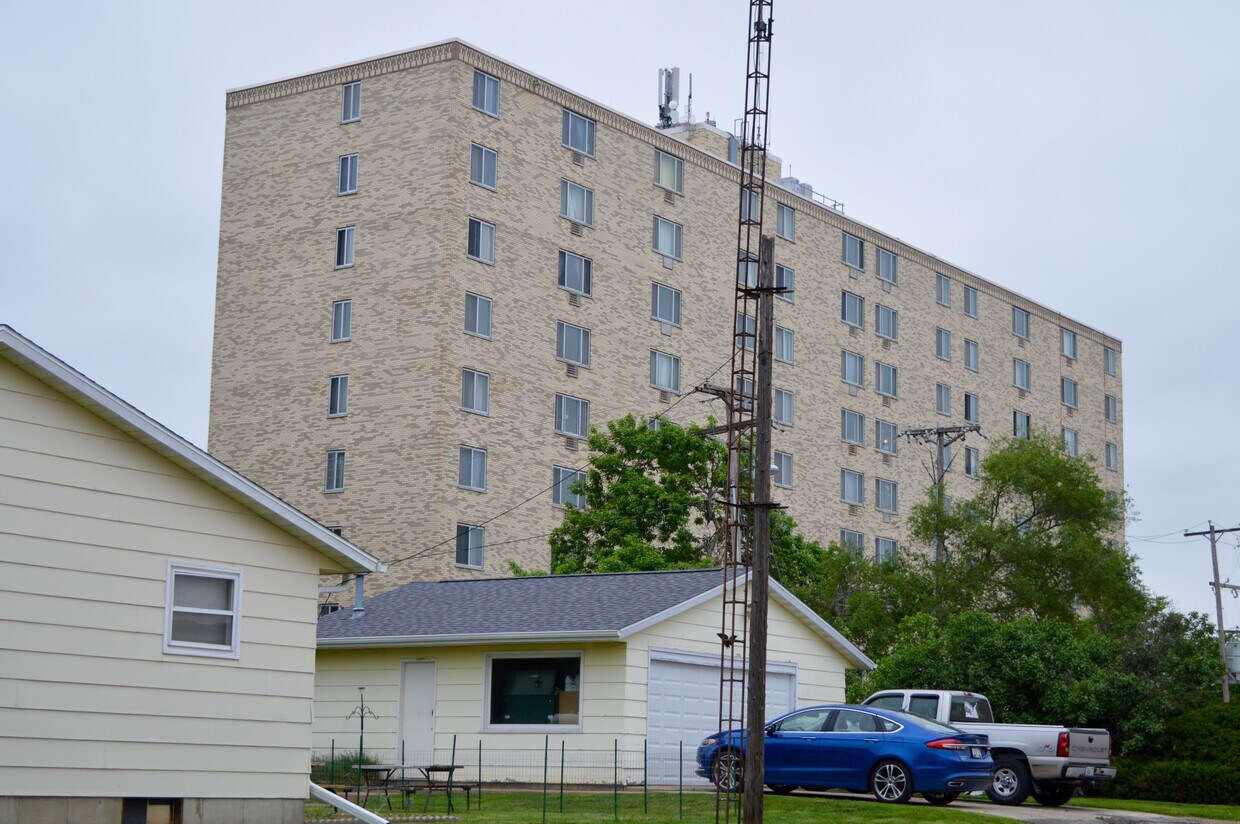 Como se ha visto desde West 12th Street. - Civic Plaza Apartments