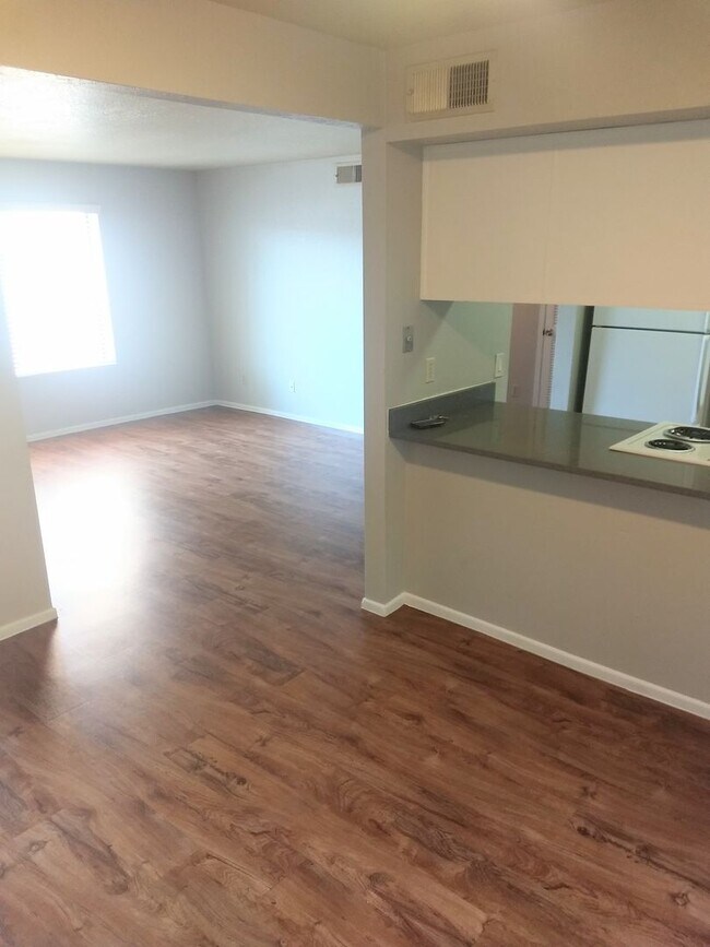 Foto del edificio - Spacious Two Bedroom Two Bathroom Condo