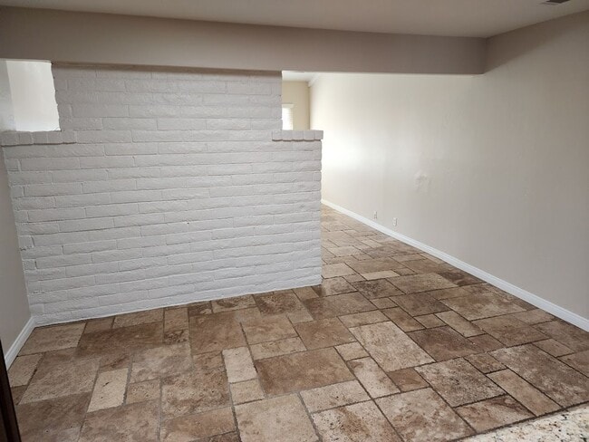 Building Photo - Single Level Fallbrook Home with 3 Bedrooms plus Office/Den.