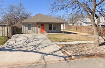 Building Photo - 926 Poplar St