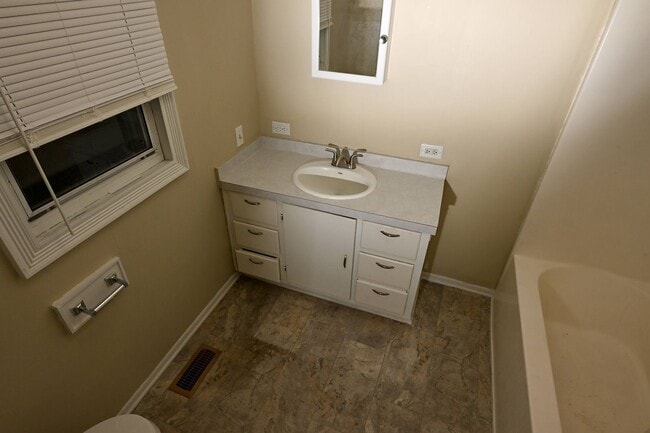 Foto del edificio - Charming 2BR / 2BA Home with Front Porch & Large Private Yard