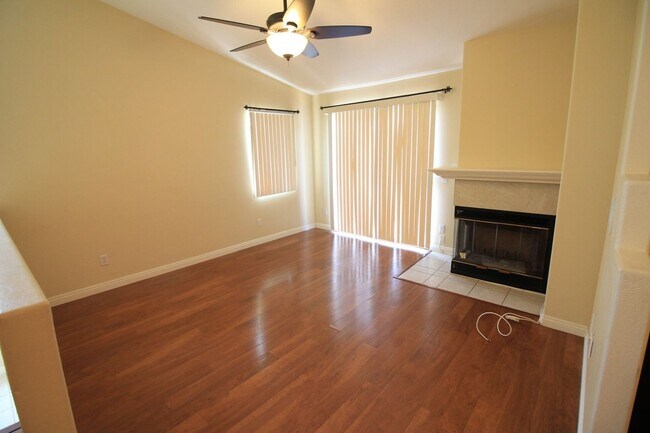 Foto del edificio - 2 bedroom end unit townhouse
