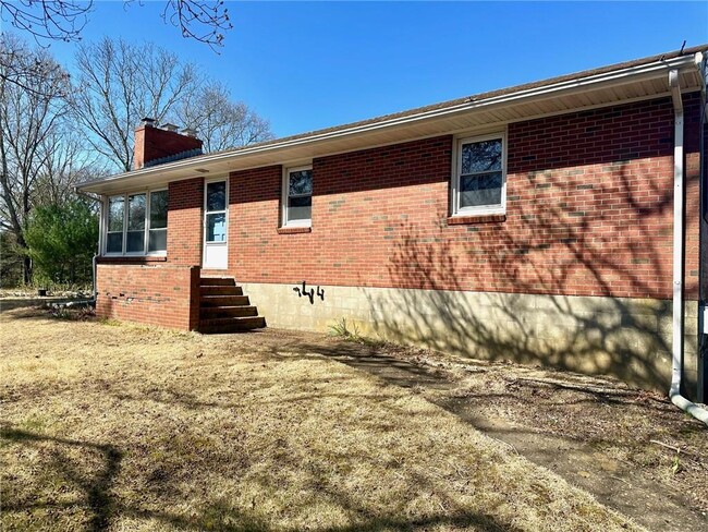 Building Photo - 17 Pound Rd