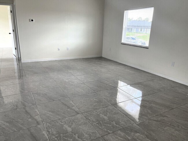 Building Photo - Move in Ready, Three Bed/2 bath-Close to S...