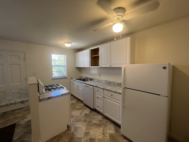 Kitchen - Leesburg Apartments HydePark/Oakley