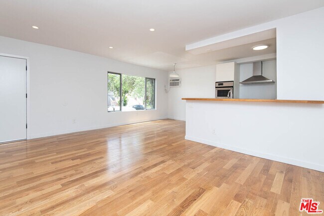 Foto del edificio - 8233 Blackburn Ave