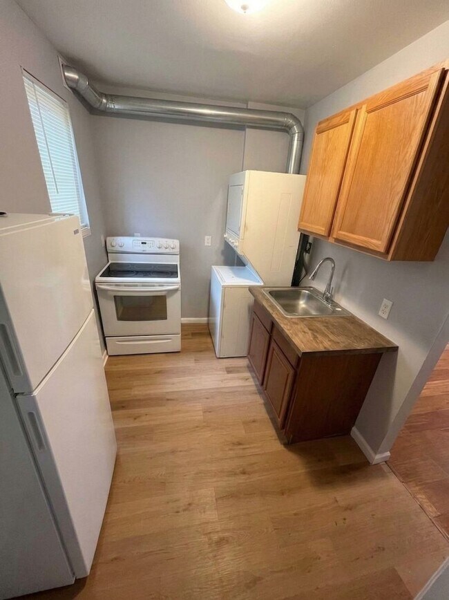 Building Photo - Three Bedroom One Bathroom Ready For ASAP Move In