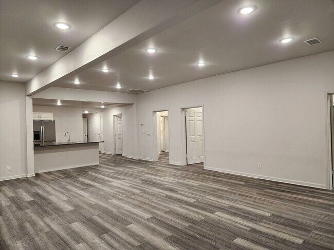 Building Photo - 4 Bed / 3 bath Downtown Jonesboro