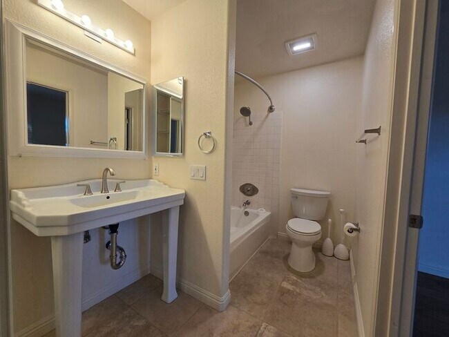 Foto del edificio - Private Ground-Level Condo in the Heart of Carmel Valley