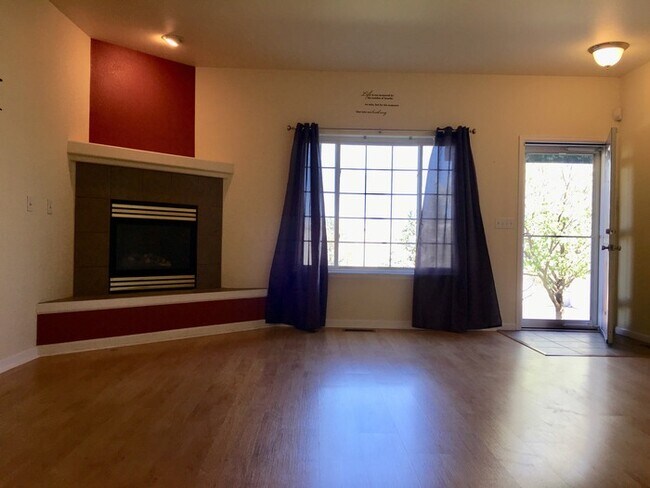 Foto del edificio - Beautiful Townhome in Lakewood