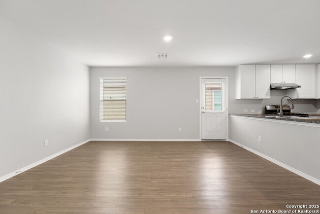 Building Photo - 3 Bedroom/2 Bath Silos Unit #1 Subdivision