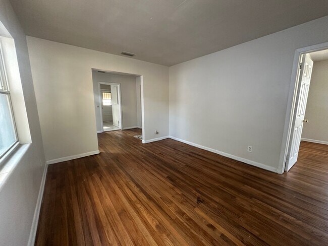 Foto del edificio - Cozy 3 Bedroom Home in Mid-Westside Jacksonville - Available Now!