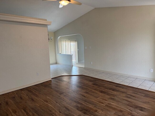 Foto del edificio - ALL PROSPECTIVE TENANTS MUST SUBMIT A $58 ...