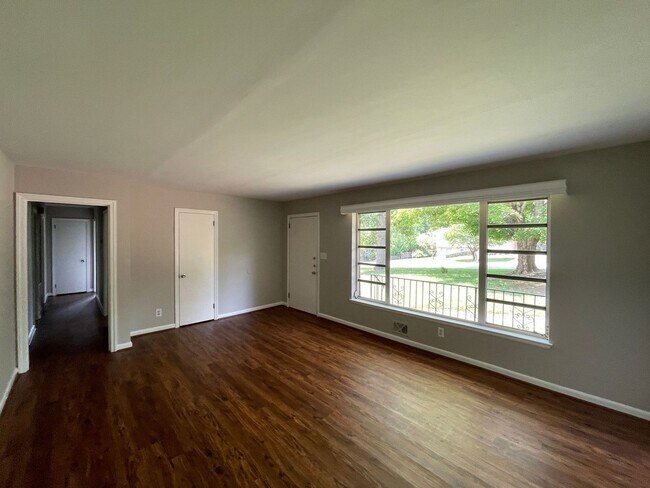 Building Photo - 3 bedroom 1.5 bath house available!   Large yard!