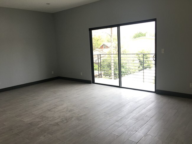Foto del edificio - 6622 Kester Ave