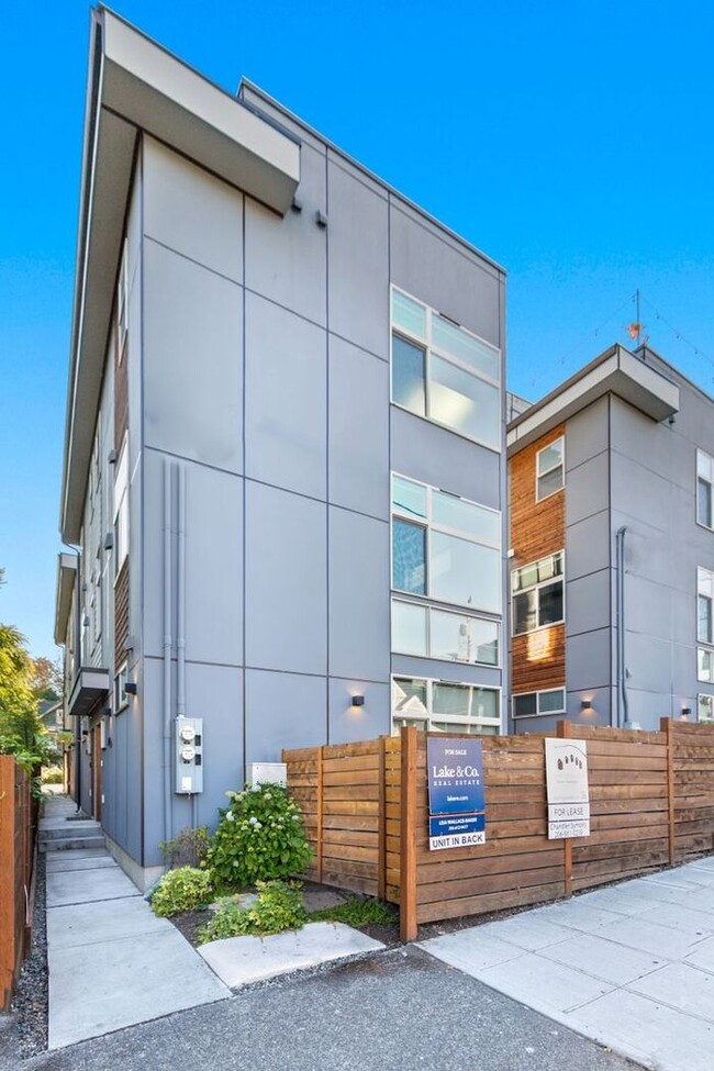 Building Photo - Ultra-Modern Air Conditioned Madrona Townhome