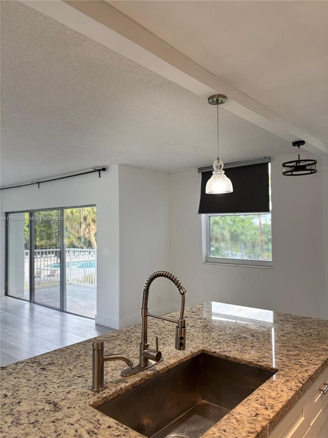 Foto del edificio - 4200 Hillcrest Dr