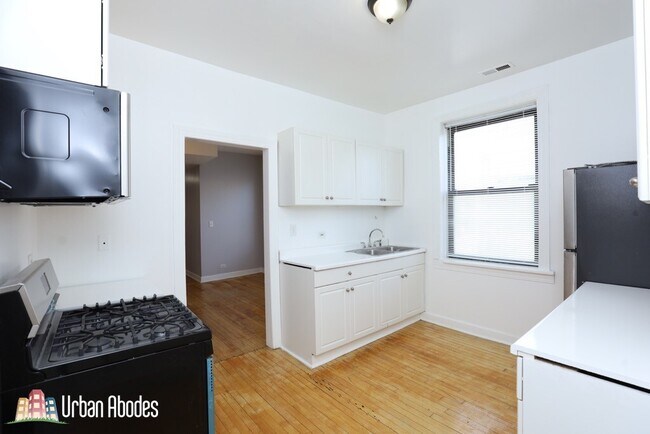Building Photo - 2407 W Wilson Ave