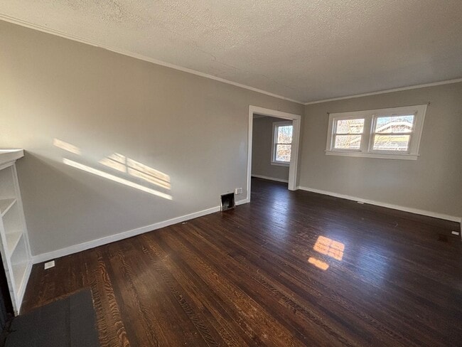 Foto del edificio - Spacious 2BR + Den with Huge Deck & Hardwood Floors