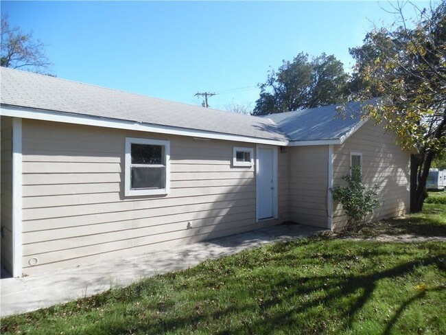 Building Photo - 1007 W College Ave