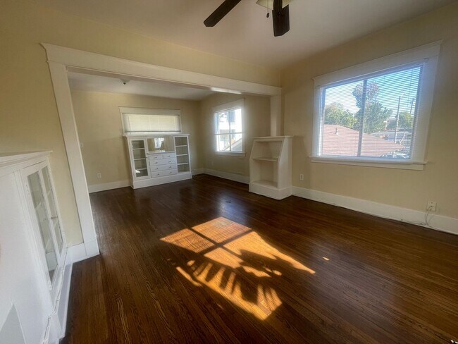 Foto del edificio - Charming 1 Bed 1 Bath Back Upper Unit!