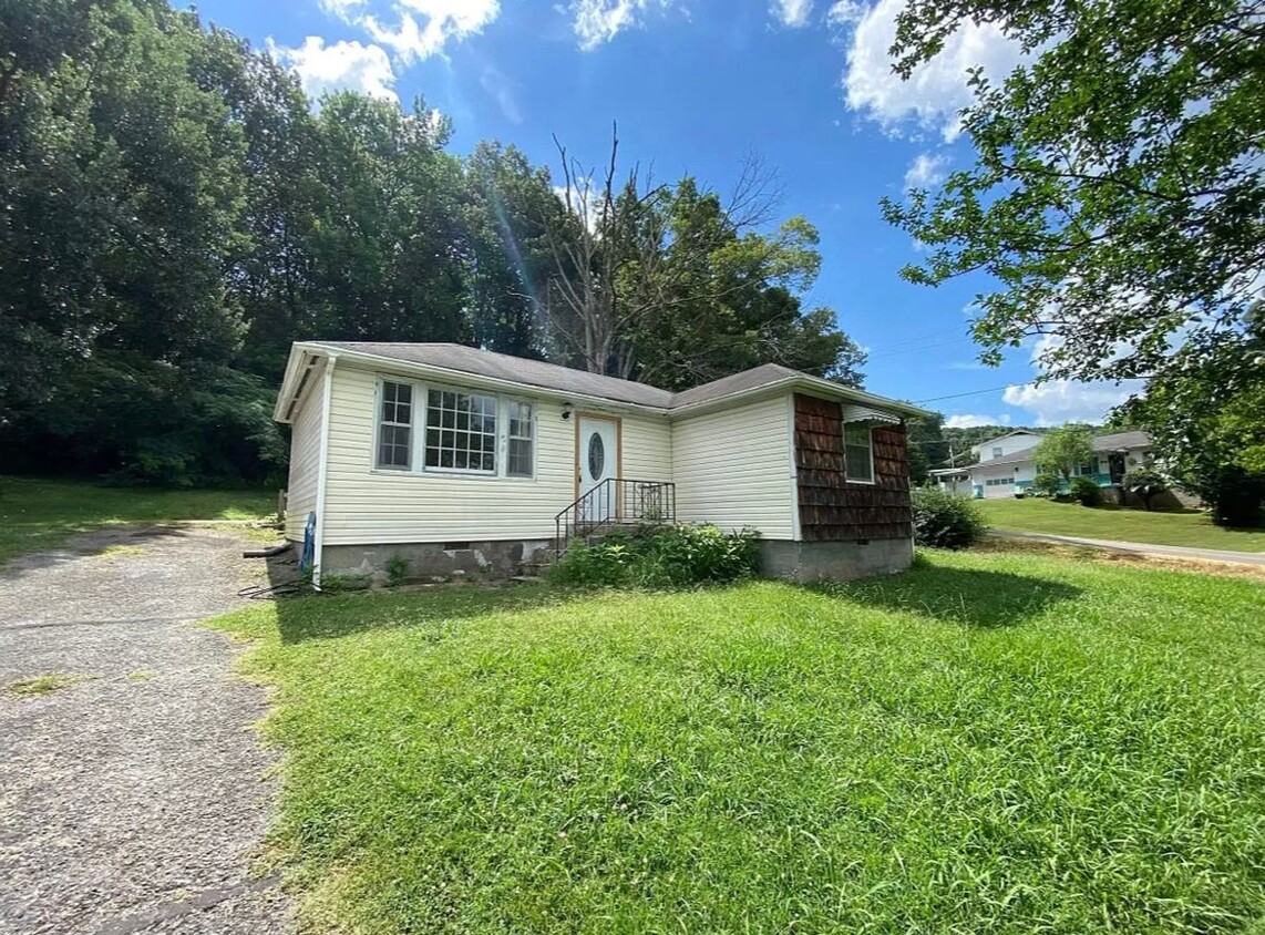 Primary Photo - Quaint Home in Rossville GA