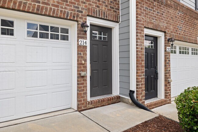 Foto del edificio - **End Unit 3/3 Townhome in Great Location**