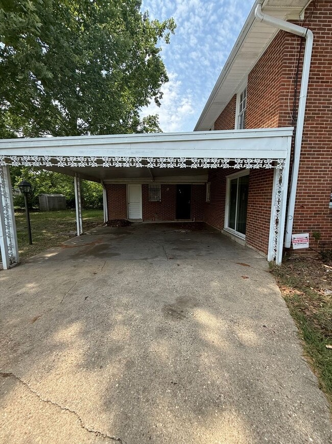 Building Photo - ** 4 bed 2.5 bath located in Edgewood ** Call 334-366-9198 to schedule a self tour