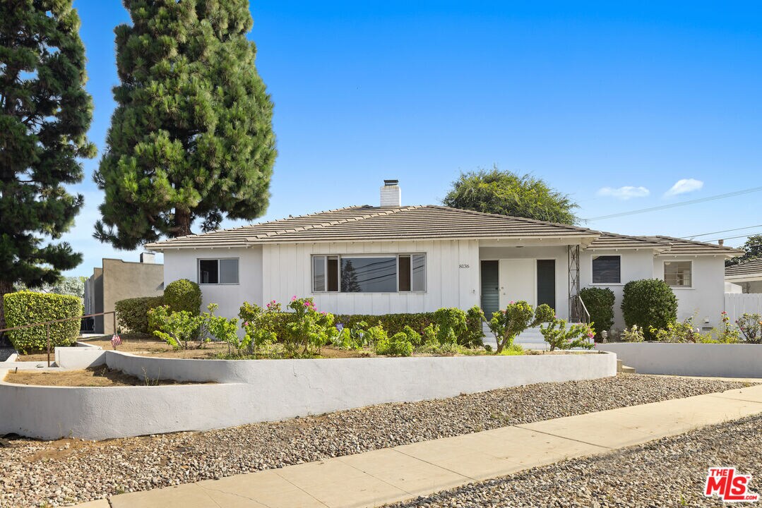 Foto principal - 8136 Loyola Blvd
