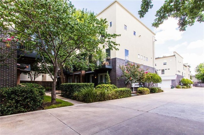 Building Photo - 1205 Kinney Ave
