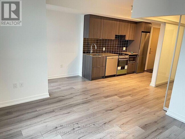 Photo du bâtiment - 395 Bloor St E