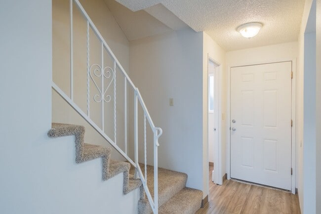 Foto del edificio - FREE RENT!! 2 Bedroom Townhome at Tamara Manor