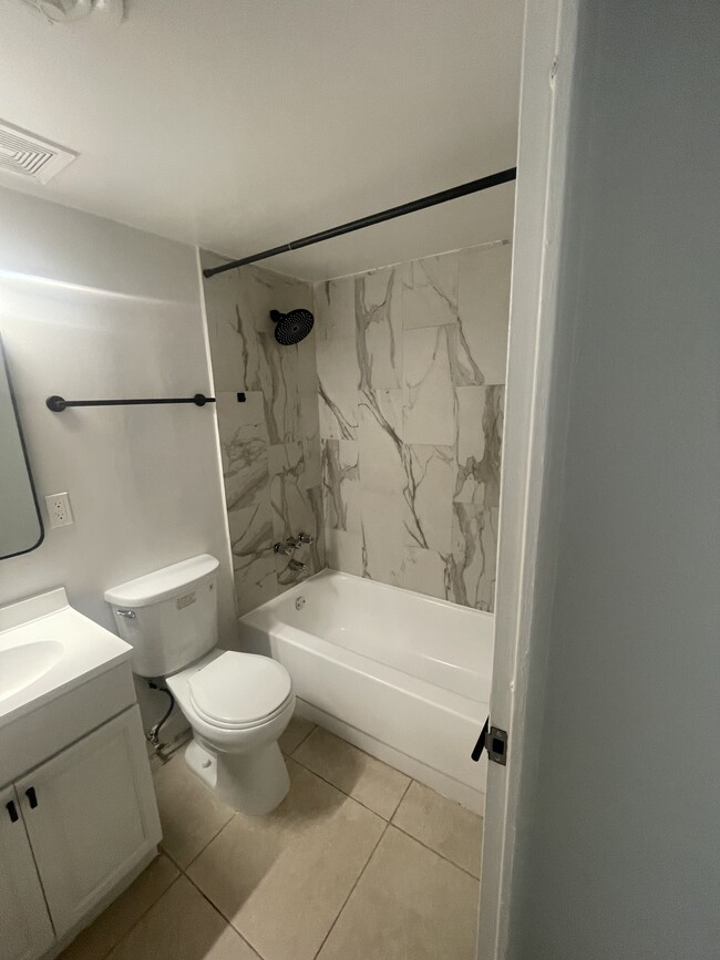 1 BR 1 BA 900 SQ FT Bathroom - Costa Vue