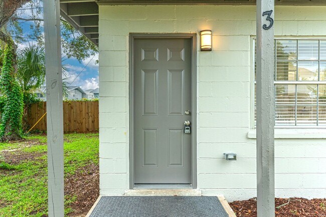 Foto del edificio - 718 Eglin Pkwy NE