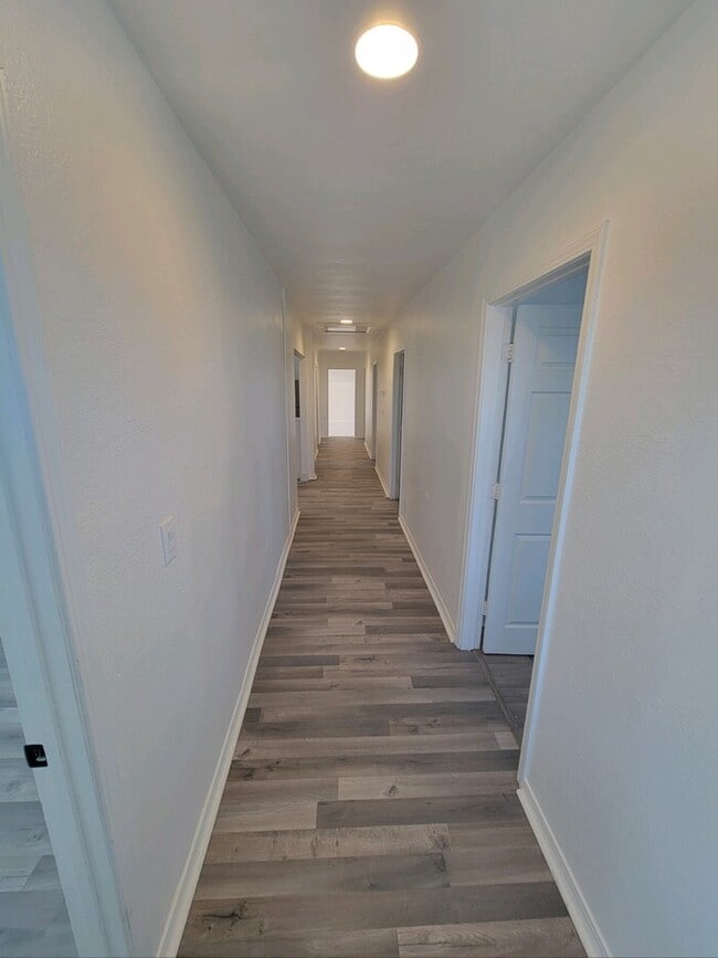 Building Photo - NEWLY REMODELED 5-BED 1-BATH TRIPLEX IN RO...