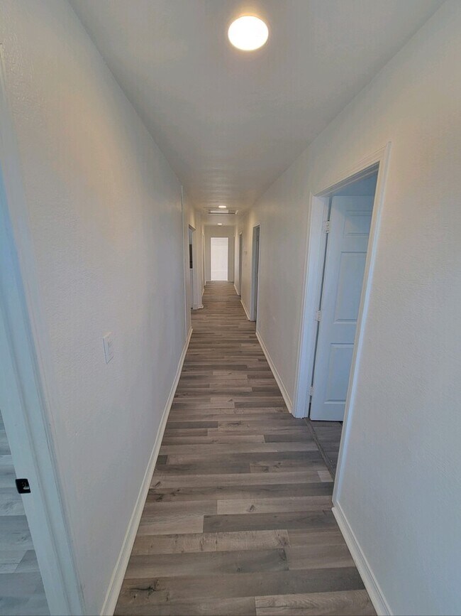 Foto del edificio - NEWLY REMODELED 5-BED 1-BATH TRIPLEX IN RO...