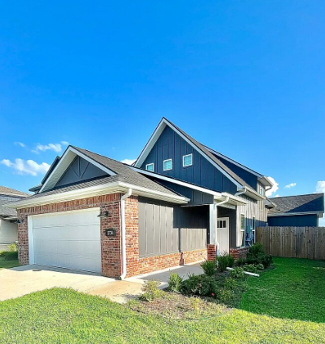 Foto del edificio - 3 Bed, 2.5 Bath Two-Story Home with Granit...