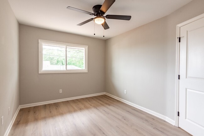 Building Photo - 400 Gallery Ln