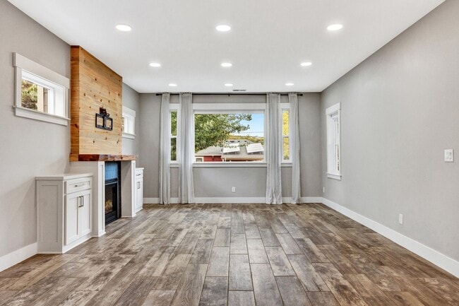 Foto del edificio - Exquisite 1941 N Portland Home! 3 bedrooms, 2.5 bath! Fenced Yard, Gas fireplace, Landscaping & O...