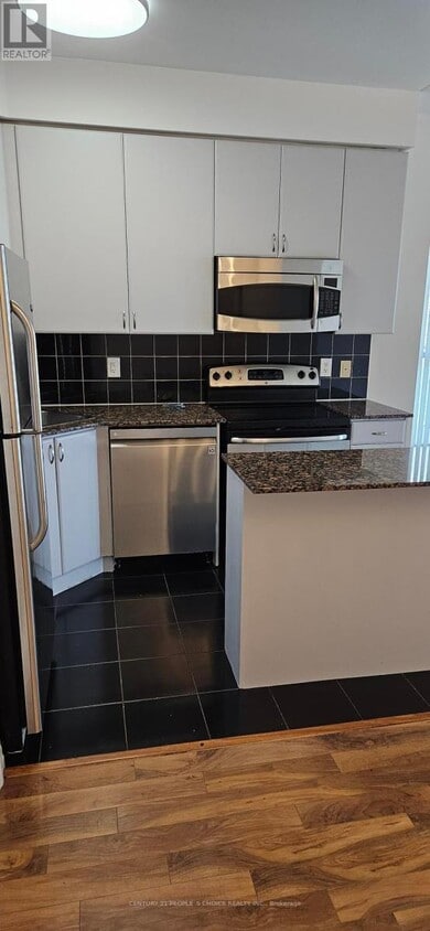 Photo principale - 225-1225 Webb Dr