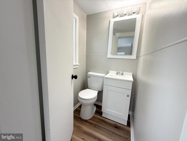 Foto del edificio - 27 N Main St