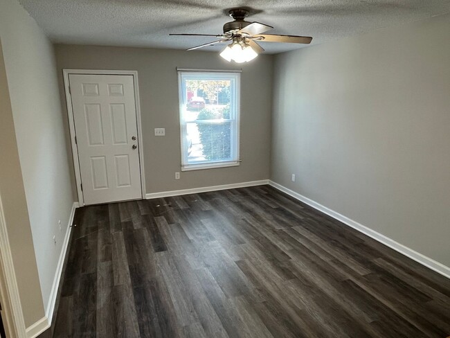 Building Photo - Remodeled 2 Bed, 2 Bath Duplex Unit in Kan...