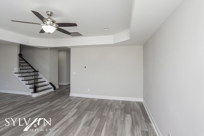 Building Photo - Luxury, Location, and Convenience!