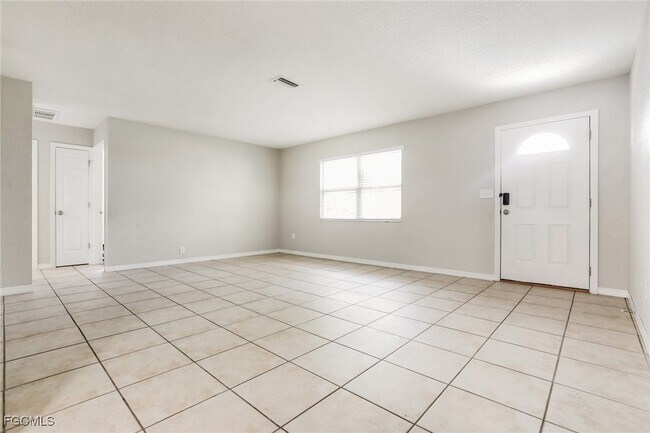 Foto del edificio - 382 Sunnyside Dr