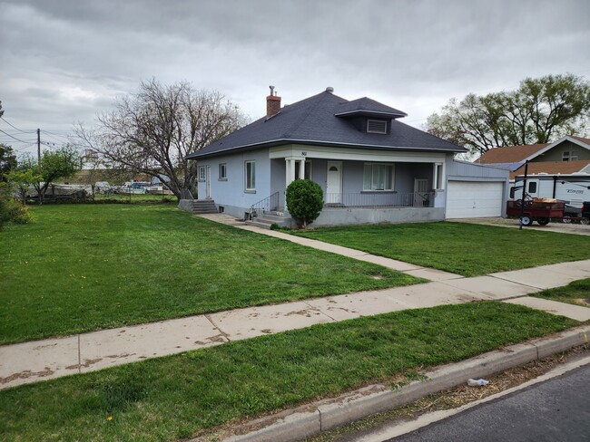 Front Curb - 861 N 200 W St