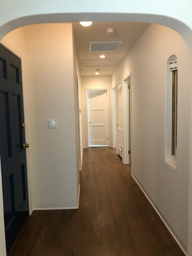 Entryway & Hallyway - 1414 S Garnsey St